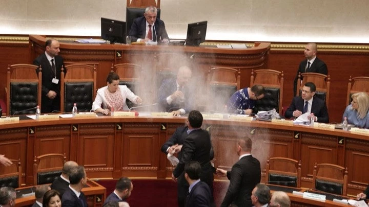 Σκηνές απείρου κάλλους στην Αλβανία: Αλεύρωσαν τον Έντι Ράμα μέσα στη Βουλή (βίντεο)
